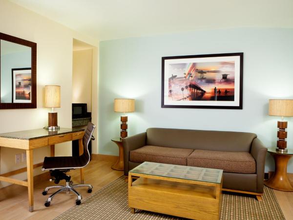 PB Surf Beachside Inn : photo 1 de la chambre suite lit queen-size avec canapé-lit