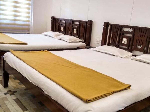 Carlton Hotel Mumbai - Behind Taj Mahal Palace Colaba Mumbai : photo 3 de la chambre chambre triple supérieure avec climatisation et salle de bains commune