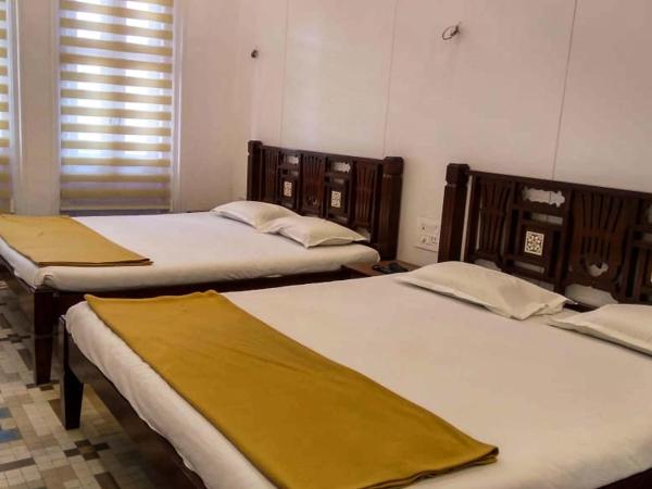 Carlton Hotel Mumbai - Behind Taj Mahal Palace Colaba Mumbai : photo 4 de la chambre chambre triple supérieure avec climatisation et salle de bains commune