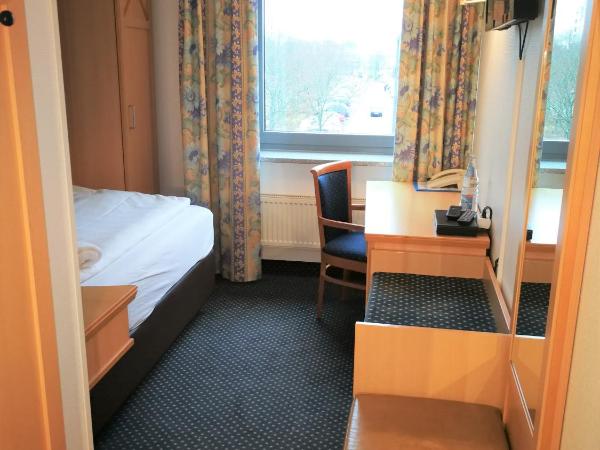 Hotel NEAR BY : photo 4 de la chambre petite chambre simple