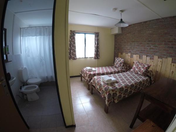 Hostel Los Pioneros : photo 1 de la chambre chambre lits jumeaux