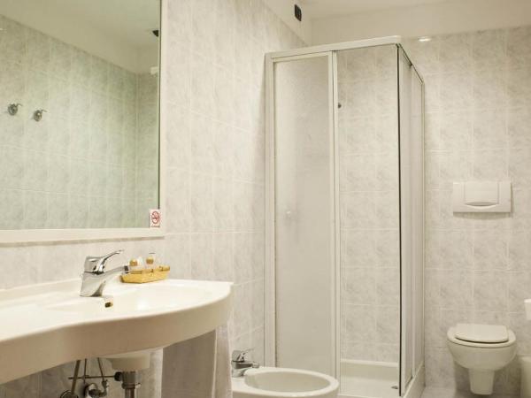 Hotel Gardenia : photo 5 de la chambre 2 chambres communicantes (3 adultes) 