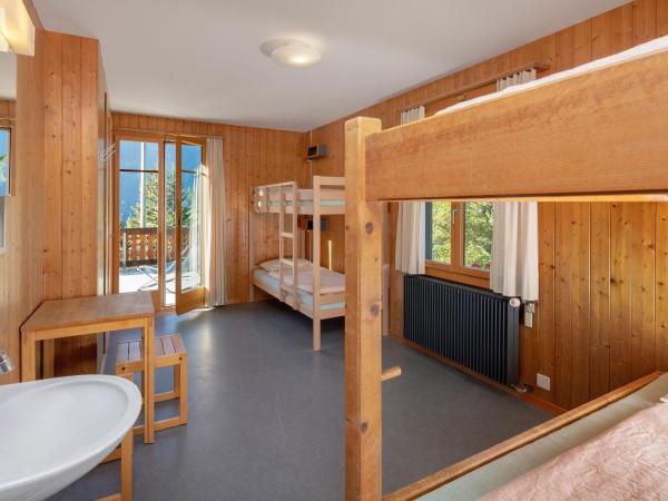 Grindelwald Youth Hostel : photo 1 de la chambre chambre quadruple avec salle de bains commune