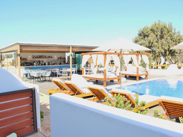 Ifestos Villa : photo 1 de la chambre chambre double avec accès piscine et patio