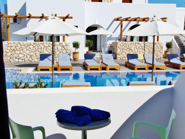 Ifestos Villa : photo 3 de la chambre chambre double avec accès piscine et patio