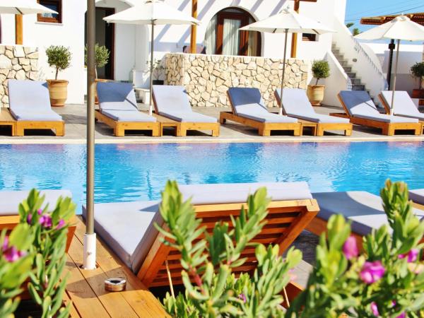 Ifestos Villa : photo 4 de la chambre chambre double avec accès piscine et patio