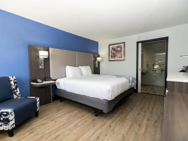SureStay Plus Hotel by Best Western Sacramento Cal Expo : photo 2 de la chambre chambre lit king-size avec douche accessible en fauteuil roulant - adaptée aux personnes à mobilité réduite