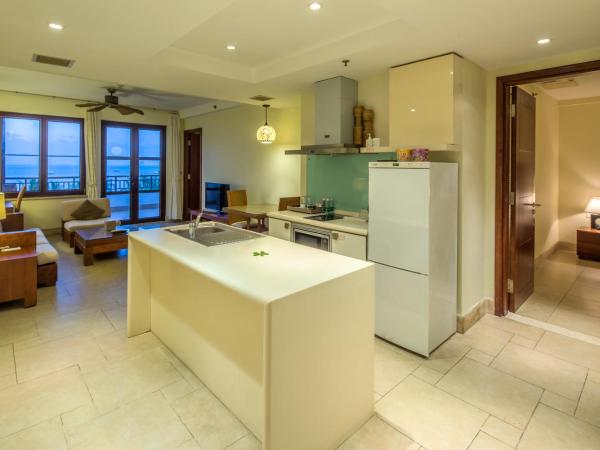 Aegean Suites Sanya Yalong Bay Resort : photo 5 de la chambre suite 2 chambres avec cuisine, ustensiles et lave-linge/sèche-linge - vue sur océan