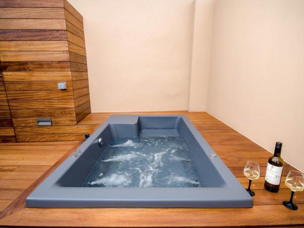 Portou House : photo 8 de la chambre hébergement confort deluxe avec terrasse et bain à remous (2e Étage)