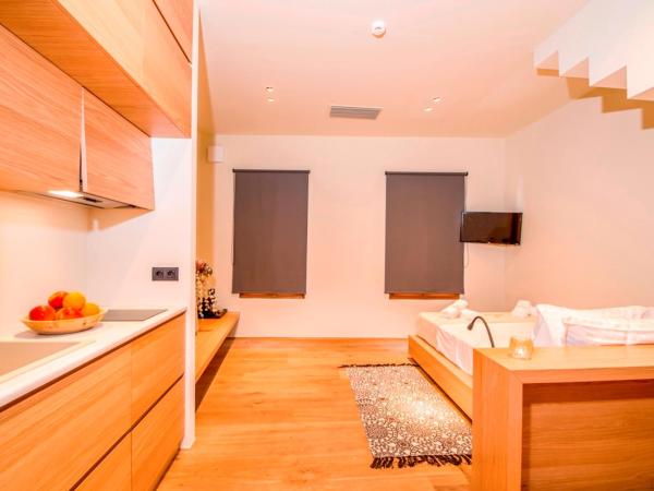 Portou House : photo 1 de la chambre hébergement confort deluxe avec terrasse et bain à remous (2e Étage)