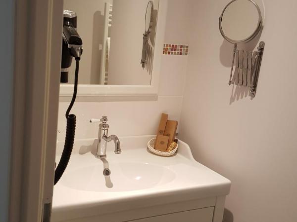 Hôtel Chez Jacqueline : photo 3 de la chambre chambre standard lit queen-size