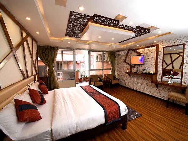 Hotel Jampa : photo 1 de la chambre suite lit king-size avec balcon - navette aéroport aller ou retour gratuite