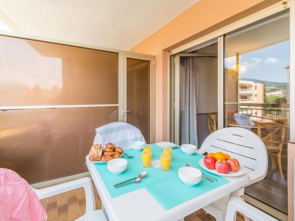 Résidence Pierre & Vacances Les Platanes : photo 10 de la chambre studio avec alcôve et terrasse ou balcon (4 personnes)