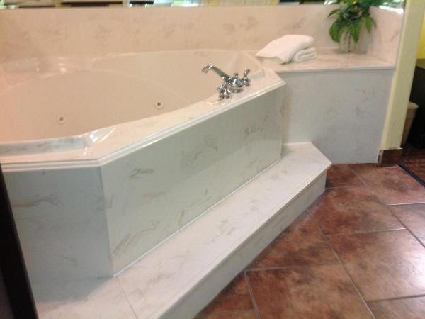 Scottish Inns & Suites Timber Creek, Houston, TX : photo 5 de la chambre suite lit king-size avec baignoire spa