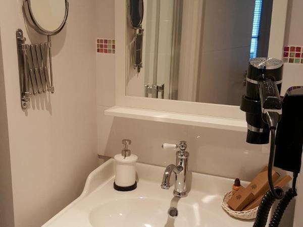 Hôtel Chez Jacqueline : photo 4 de la chambre chambre supérieure lit queen-size