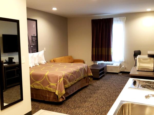 Super 8 by Wyndham St. Louis North : photo 2 de la chambre studio lit king-size - non-fumeurs