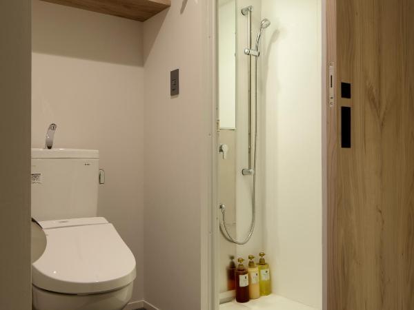 Piece Hostel Sanjo : photo 1 de la chambre chambre double avec douche et toilettes