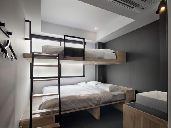 Piece Hostel Sanjo : photo 1 de la chambre chambre triple avec lits superposés et douche/toilettes privatives