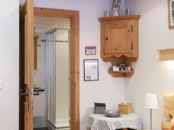B&B Stiffler-Huus : photo 6 de la chambre chambre double ou lits jumeaux avec salle de bains privative