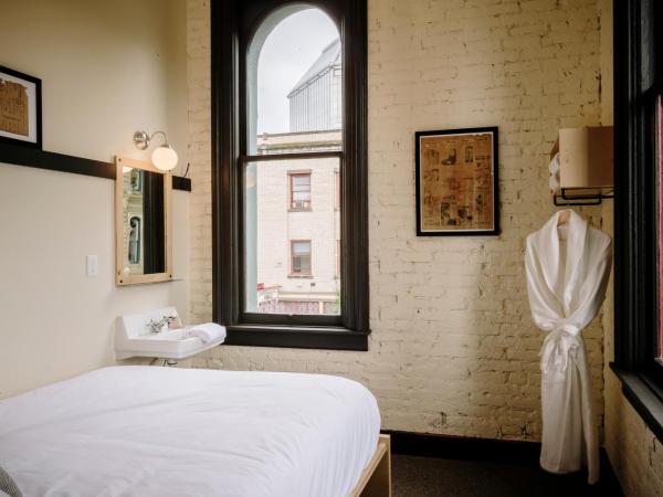 The Society Hotel : photo 1 de la chambre chambre lit queen-size avec salle de bains commune