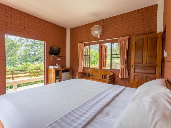 Saen Kam Resort : photo 8 de la chambre chambre familiale - vue sur jardin