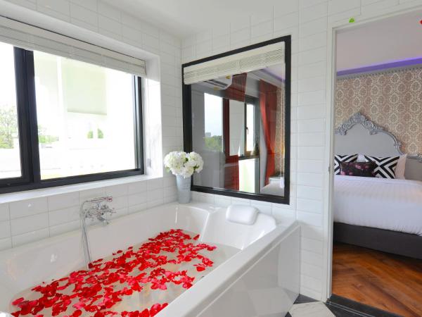 Villa De Khaosan by Chillax : photo 4 de la chambre chambre double premier avec baignoire spa – vue sur rue