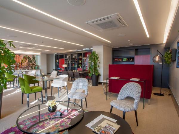 Hotel Puerta America : photo 3 de la chambre suite junior avec accès au salon exécutif