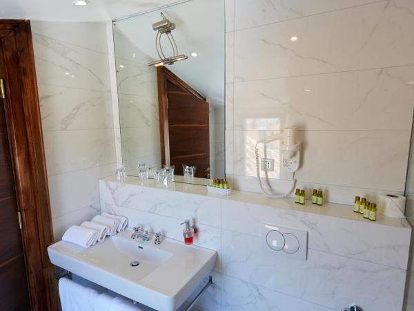 Jupiter Luxury Hotel : photo 10 de la chambre chambre familiale de luxe avec balcon - vue sur mer