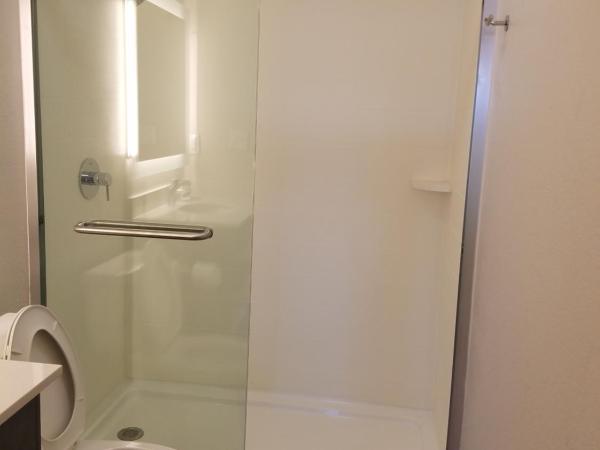 Hotel South Tampa & Suites : photo 6 de la chambre suite avec 1 lit queen-size et kitchenette - non-fumeurs
