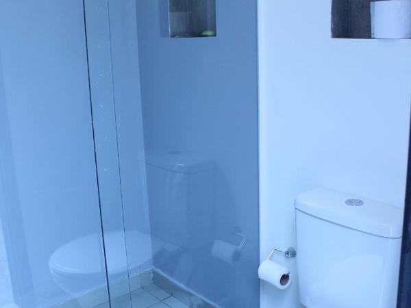 NeighborHUB hostel e coliving : photo 2 de la chambre chambre double avec salle de bains commune