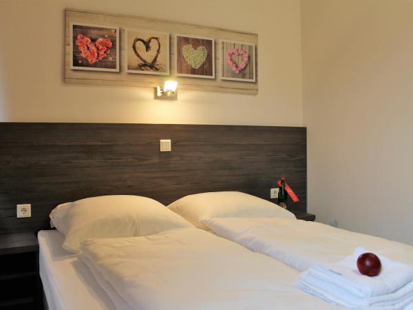 Pionier Hotel Hamburg Wandsbek : photo 3 de la chambre chambre double ou lits jumeaux avec salle de bains commune