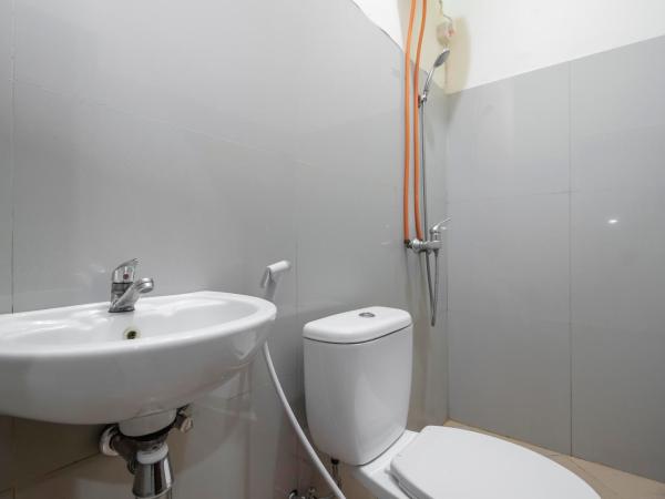 RedDoorz @ Meruya 2 : photo 3 de la chambre chambre double