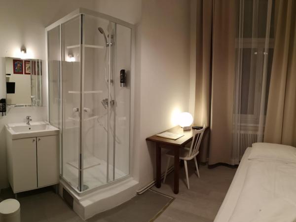 Very Central, 5 min to city center, Self Check In : photo 3 de la chambre chambre simple avec douche
