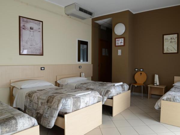 Central Hostel BG : photo 6 de la chambre chambre quadruple