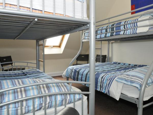The Hostel : photo 3 de la chambre chambre privative avec lits superposés