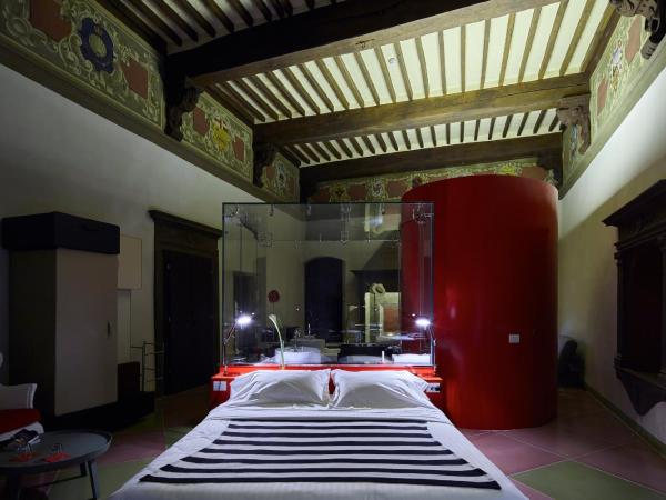 Palazzetto Rosso - Art Hotel : photo 6 de la chambre suite design avec baignoire