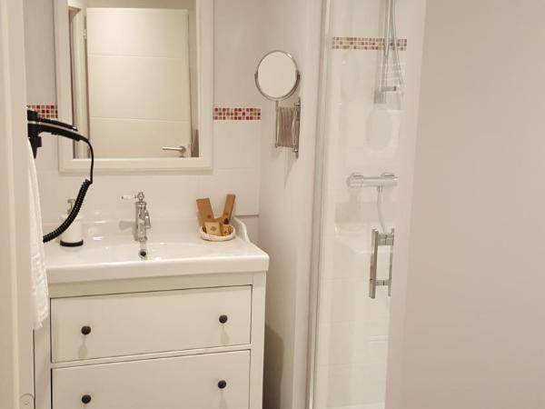 Hôtel Chez Jacqueline : photo 3 de la chambre chambre supérieure lit queen-size