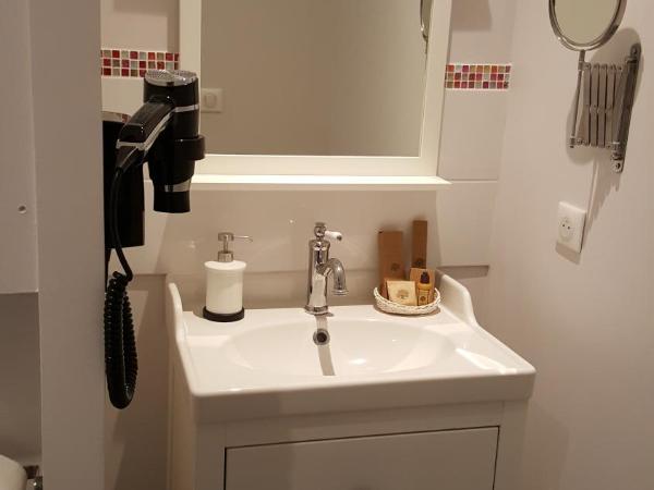 Hôtel Chez Jacqueline : photo 1 de la chambre chambre standard lit queen-size