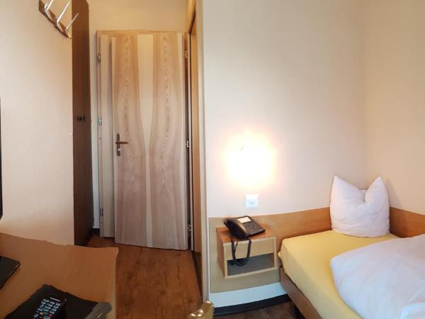 Hotel Europa Guest House : photo 3 de la chambre très petite chambre simple basique sans douche