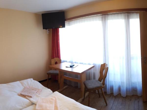 Hotel Europa Guest House : photo 7 de la chambre chambre double avec balcon