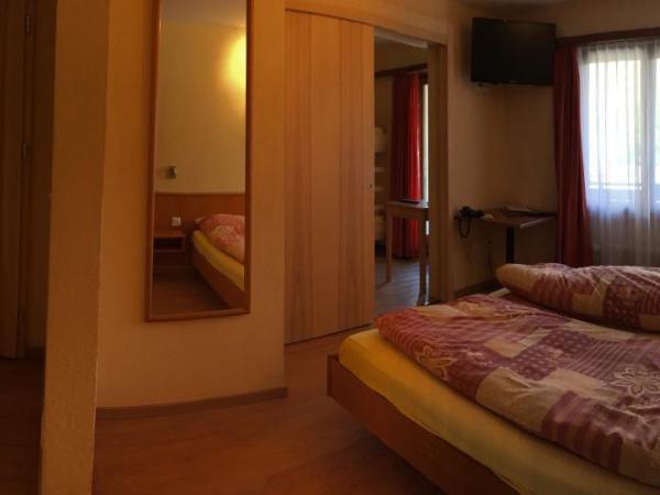 Hotel Europa Guest House : photo 8 de la chambre chambre familiale