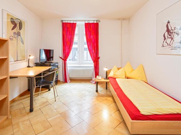 Residence zur Musegg : photo 2 de la chambre chambre simple avec toilettes et douche communes
