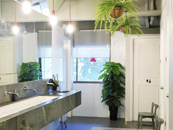 The Pod at Beach Road Boutique Capsule Hotel : photo 1 de la chambre capsule simple dans dortoir mixte (entrée avant)