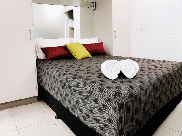 Ramada Suites by Wyndham Zen Quarter Darwin : photo 6 de la chambre appartement avec cour et accès à la piscine 