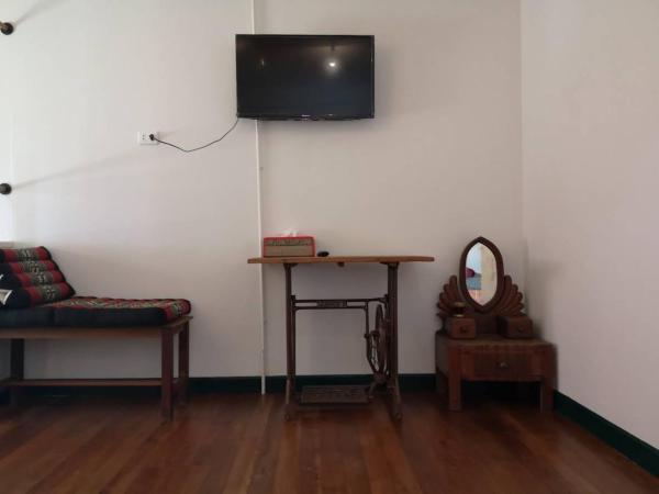 Pimthong Place : photo 4 de la chambre chambre lits jumeaux avec terrasse