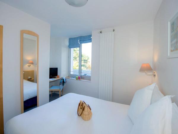 Hôtel Vacances Bleues Villa Caroline : photo 3 de la chambre chambre double côté parc