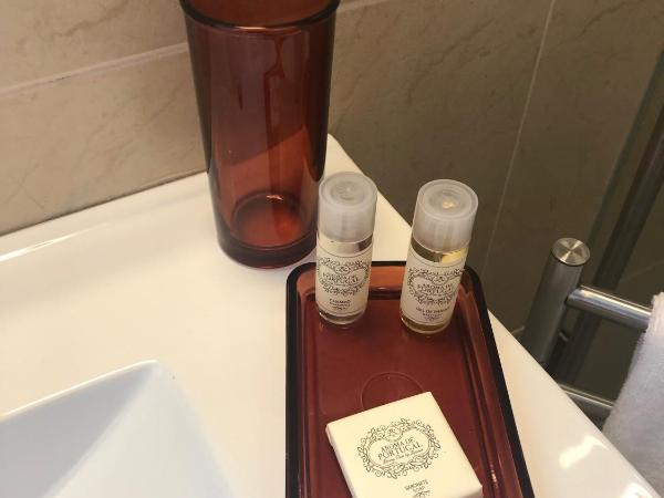 Naya-Downtown Guesthouse : photo 7 de la chambre chambre double avec lit d'appoint