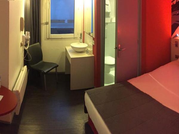 Kyriad Quimper Sud : photo 10 de la chambre chambre triple avec 1 lit double et 1 lit simple