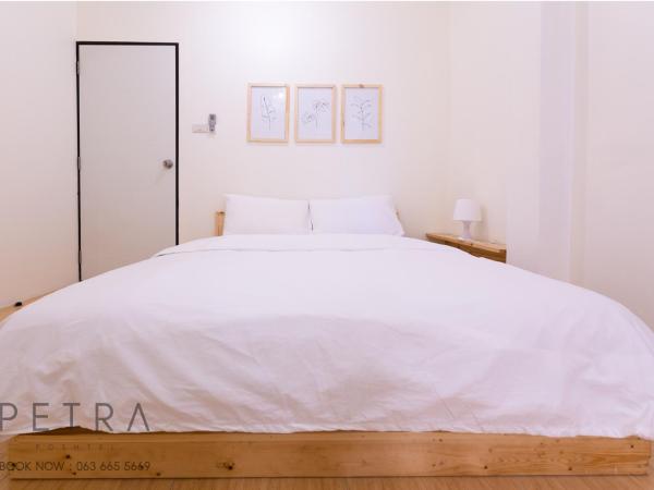 Petra Poshtel Donmuang : photo 8 de la chambre chambre double avec salle de bains privative
