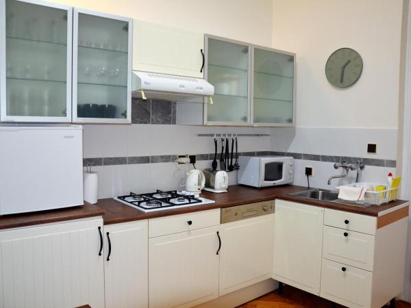 Travel&Joy backpackers : photo 8 de la chambre chambre triple standard avec salle de bains commune